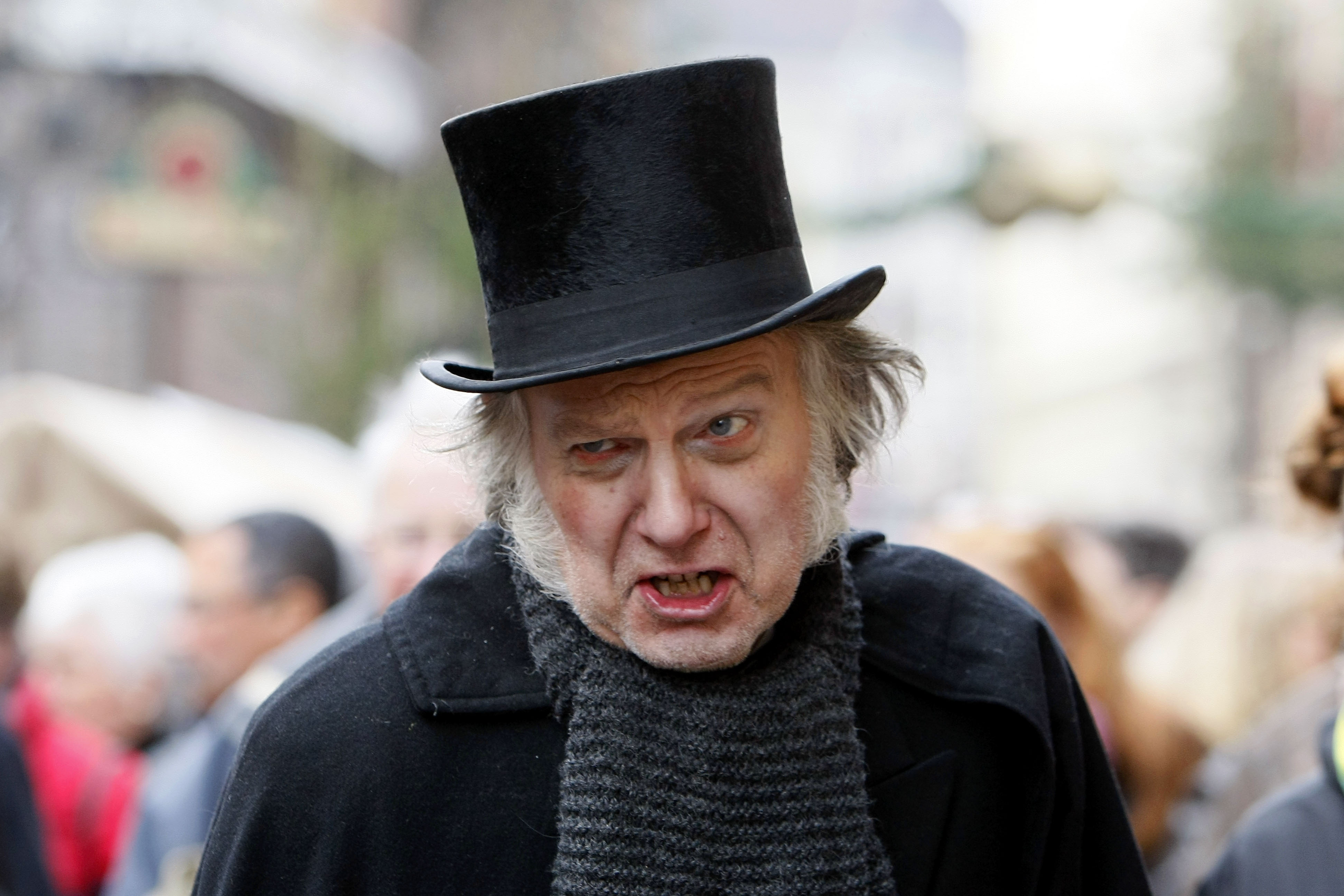 Scrooge, de iconische gierigaard uit A Christmas Carol van Charles Dickens. Hier op het Dickens Festijn in Deventer.