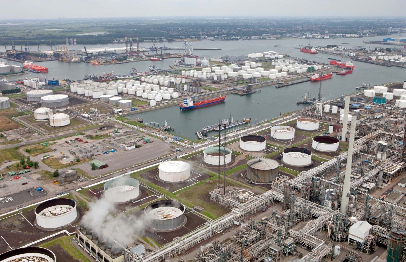 Derde petroleumhaven in het Rotterdamse Botlek-gebied.
