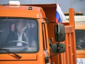 De Russische president Vladimir Poetin opent de brug tussen de Krim en het Russische vasteland door met een vrachtwagen als eerste de oversteek te maken op 15 mei 2018. Foto: EPA