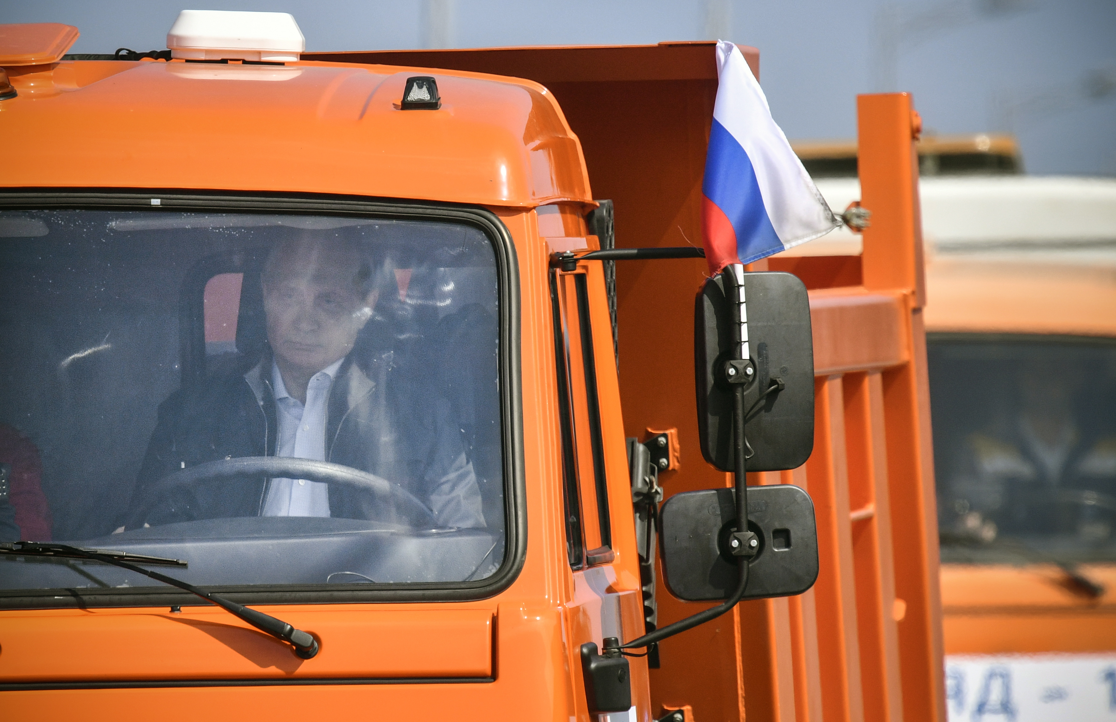 De Russische president Vladimir Poetin opent de brug tussen de Krim en het Russische vasteland door met een vrachtwagen als eerste de oversteek te maken op 15 mei 2018. Foto: EPA