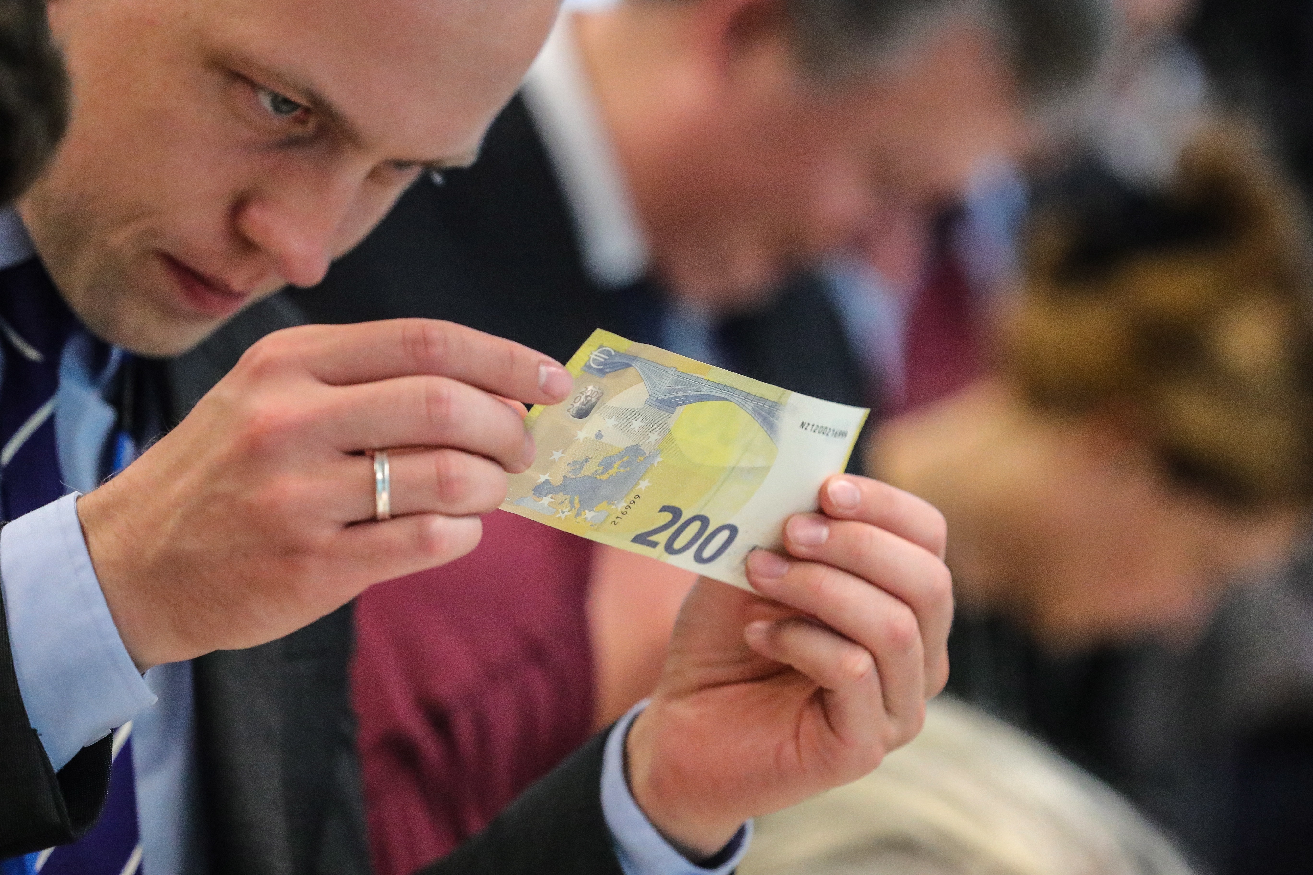 hoe zaad Picknicken Zo zien de nieuwe biljetten van 100 en 200 euro eruit
