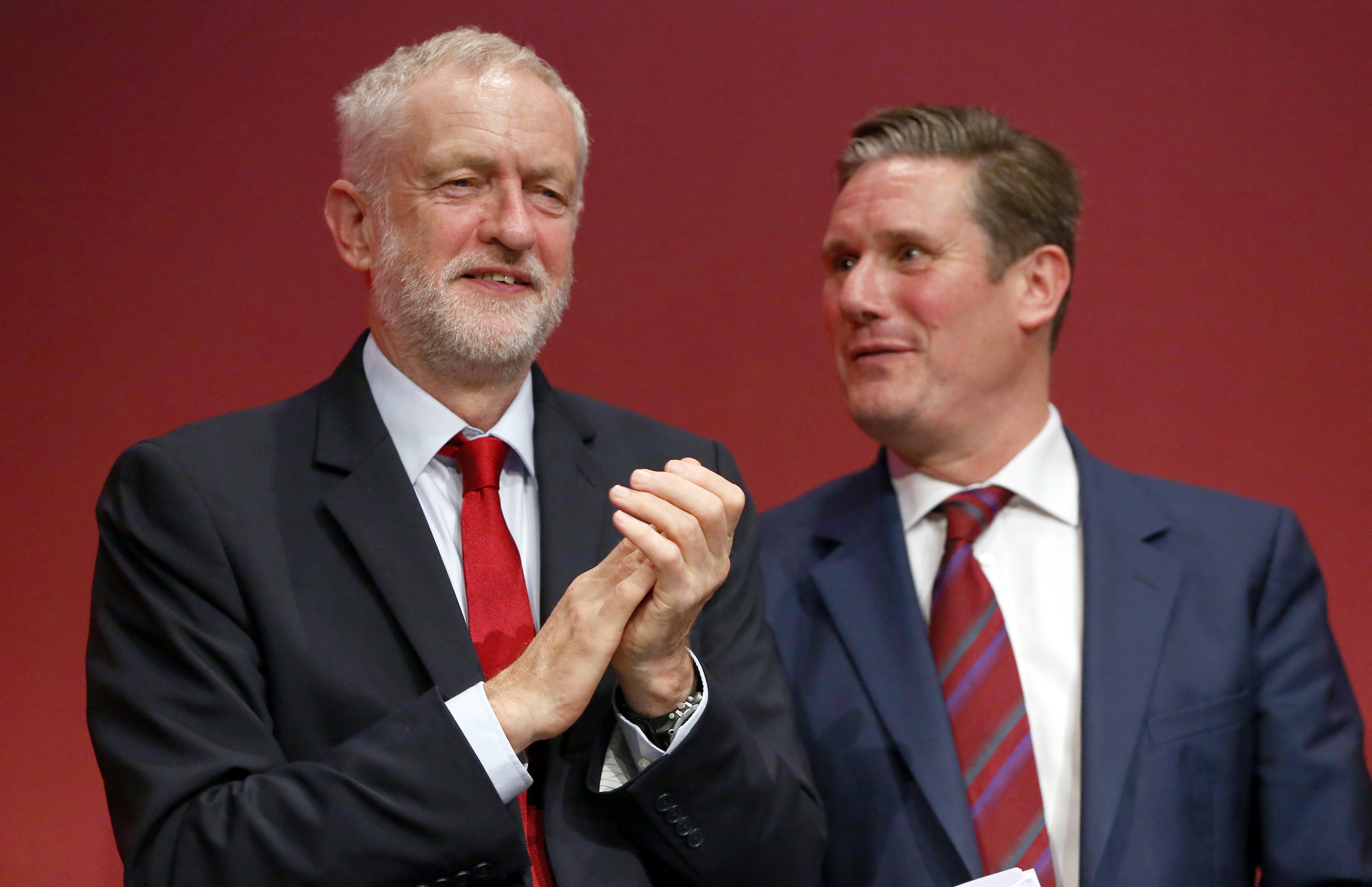 Labour-leider Jeremy Corbyn en Brexit-woordvoerder van de partij Keir Starmer op een congres in 2017. Foto: EPA