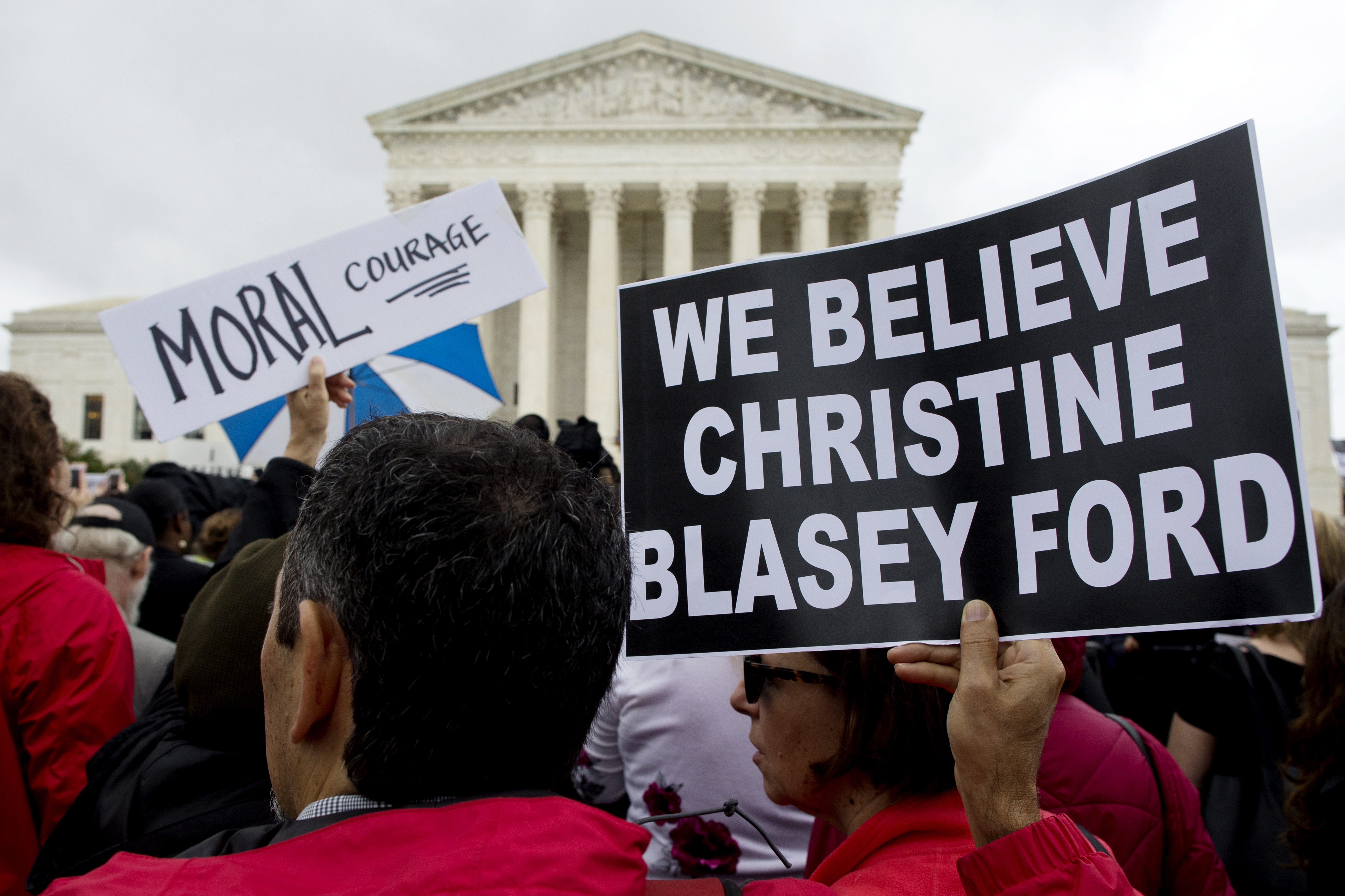 Demonstraten tegen de benoeming van Brett Kavanaugh als rechter aan het Hooggerechtshof verzamelen zich in Washington D.C.. Foto: EPA