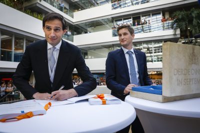 Prinsjesdag: Hoekstra pakt zijn koffertje prinsjesdag wopke hoekstra