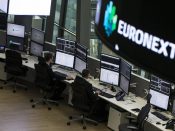 de Amsterdamse beurs Euronext al twee jaar snellere toegang blijkt te geven tot de beurs aan een selecte groep flitshandelaren