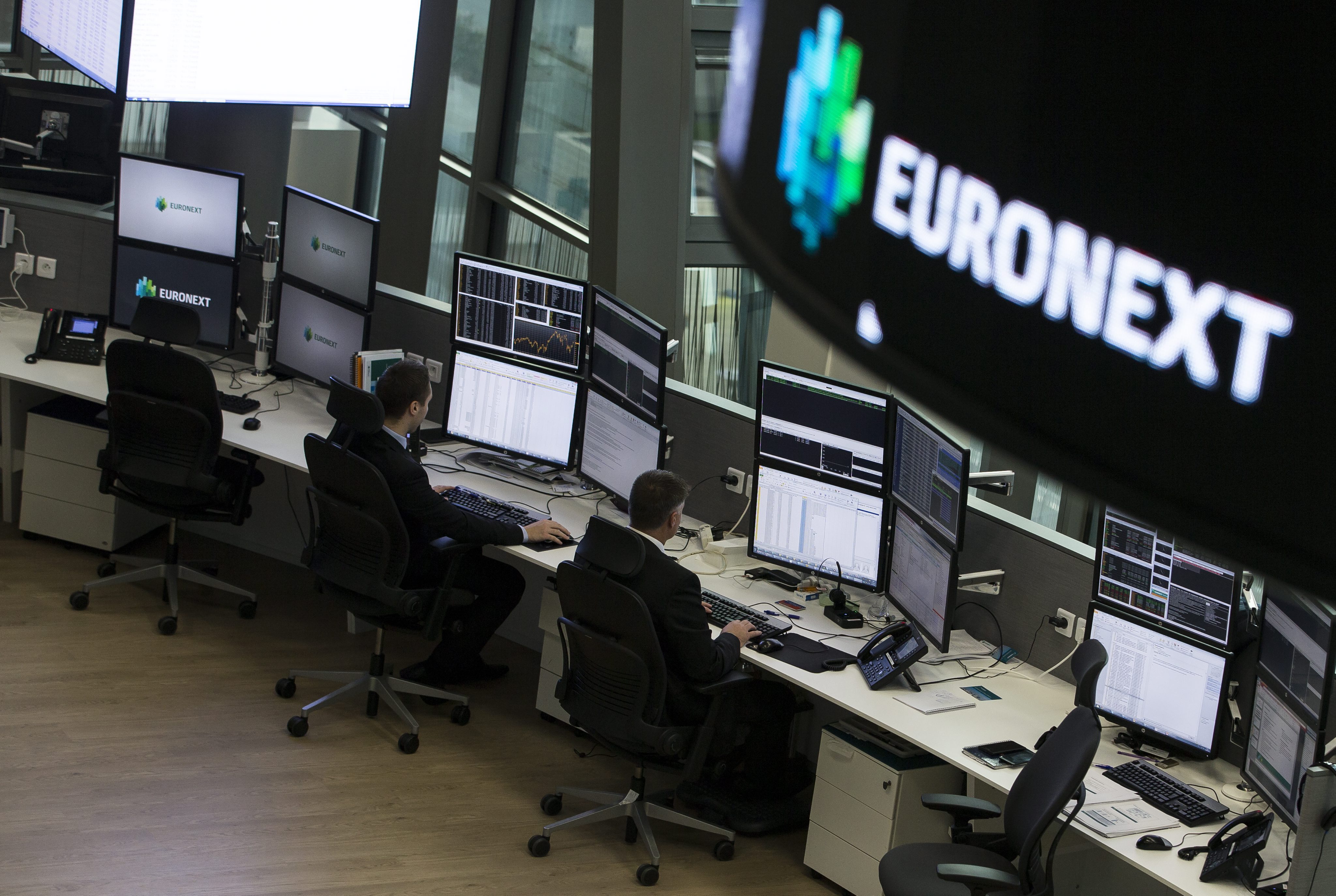 de Amsterdamse beurs Euronext al twee jaar snellere toegang blijkt te geven tot de beurs aan een selecte groep flitshandelaren