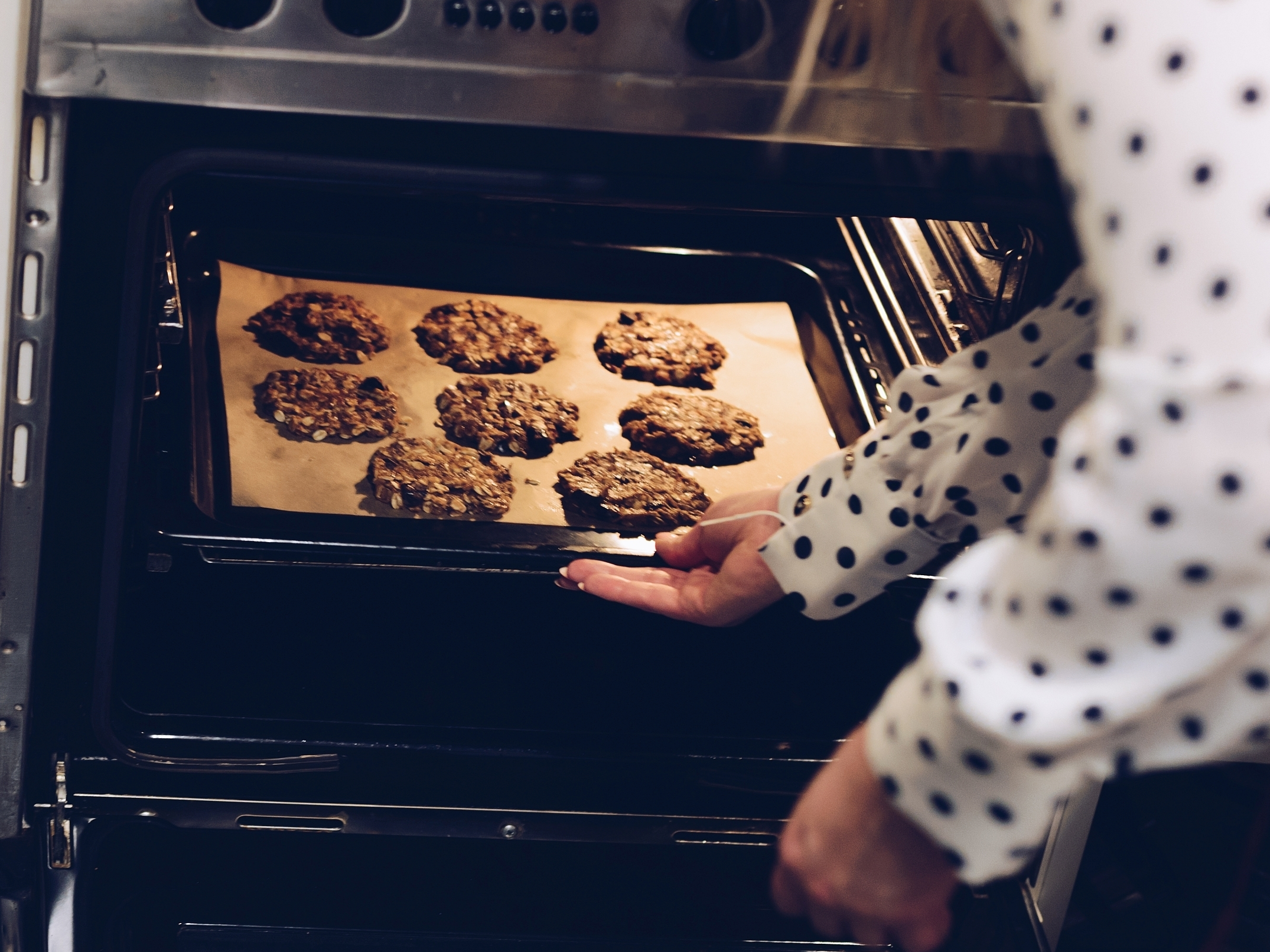Печенье в духовке время. Печь печенье. Печенье из духовки. Печет печенье в духовке. Духовка с печеньем внутри.