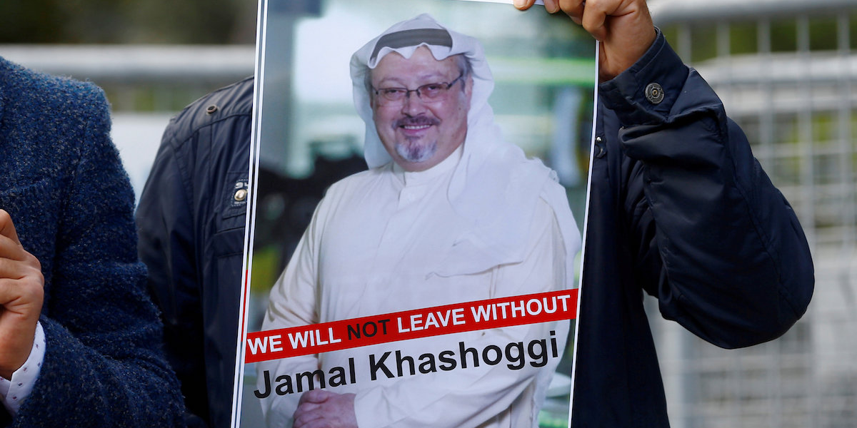 Een demonstrant toont een poster van Jamal Khashoggi bij de poort van het Saudische consulaat in Istanbul. Foto: Osman Orsal/Reuters