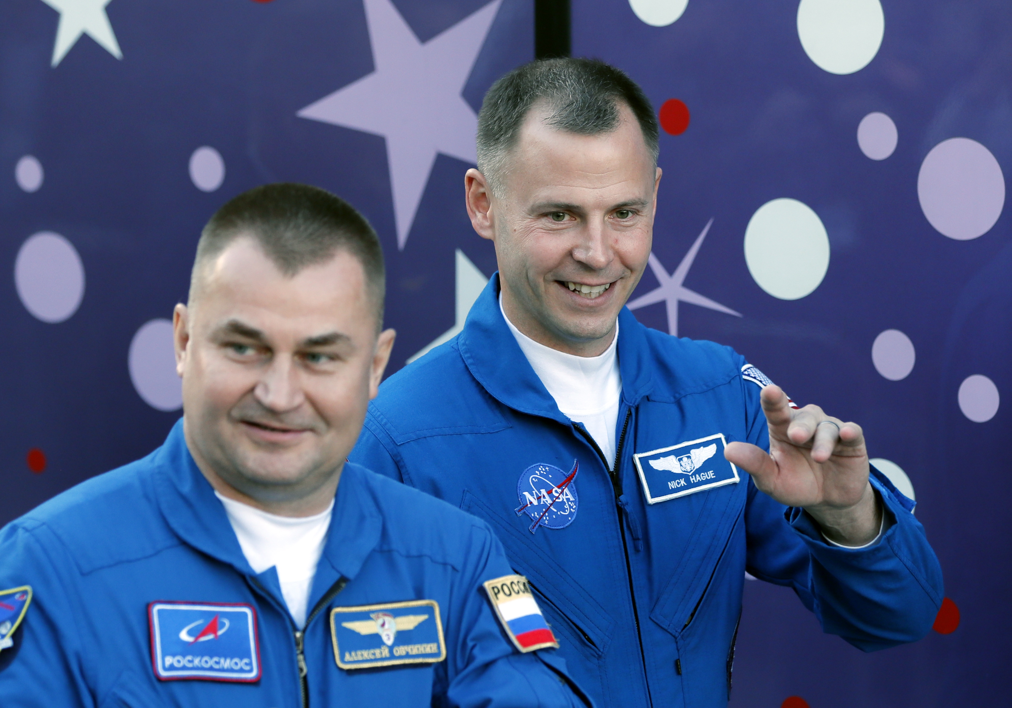 De Rus Aleksej Ovtsjinin (L) en de Amerikaan Nick Hague voor de lancering.