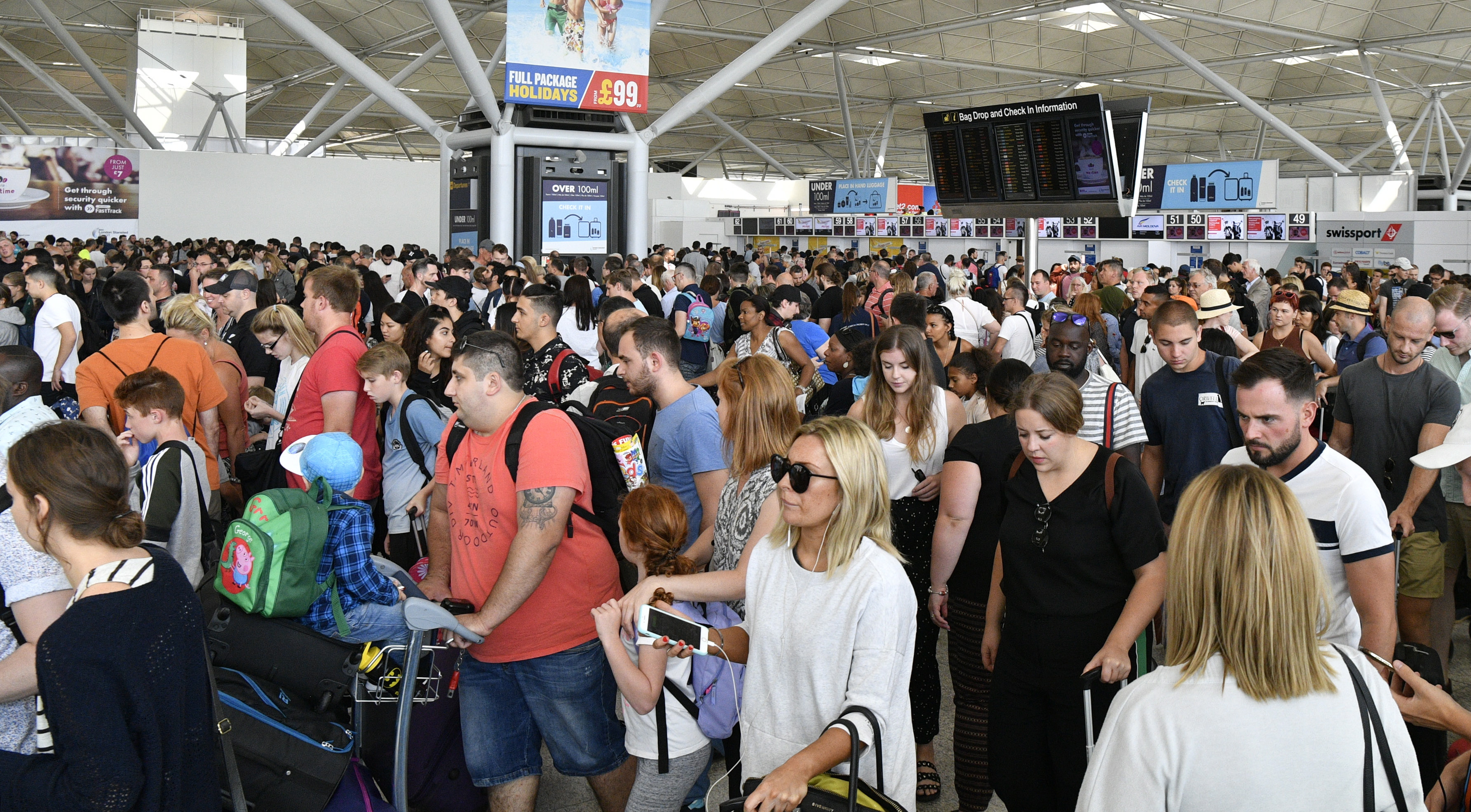 Gestande passagiers wachten op Stansted Airport nabij Londen, terwijl slecht weer tientallen vluchten aan de grond houdt. Foto: EPA
