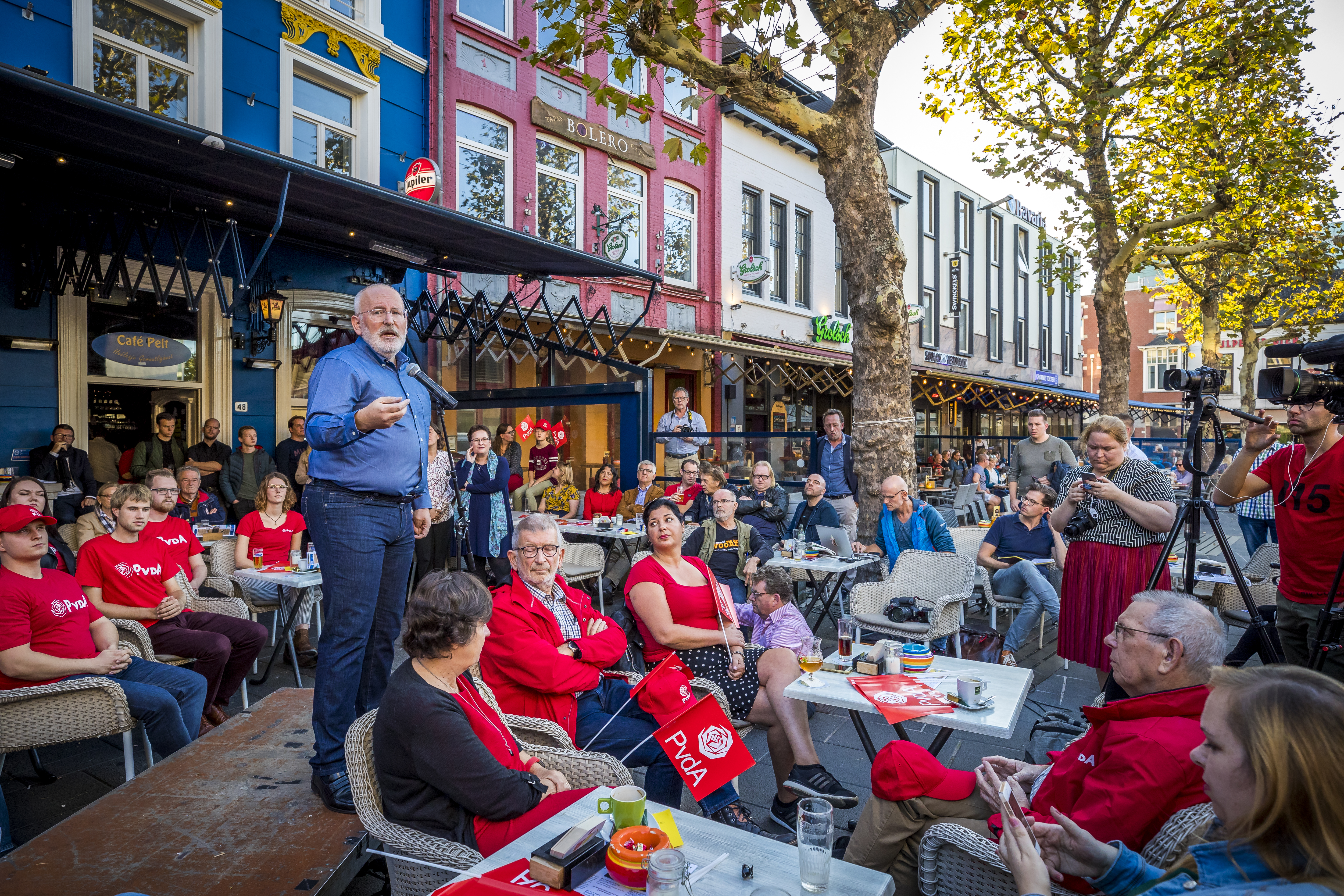 Frans Timmermans tijdens de bekendmaking op het terras van een cafe in Heerlen. Foto: ANP