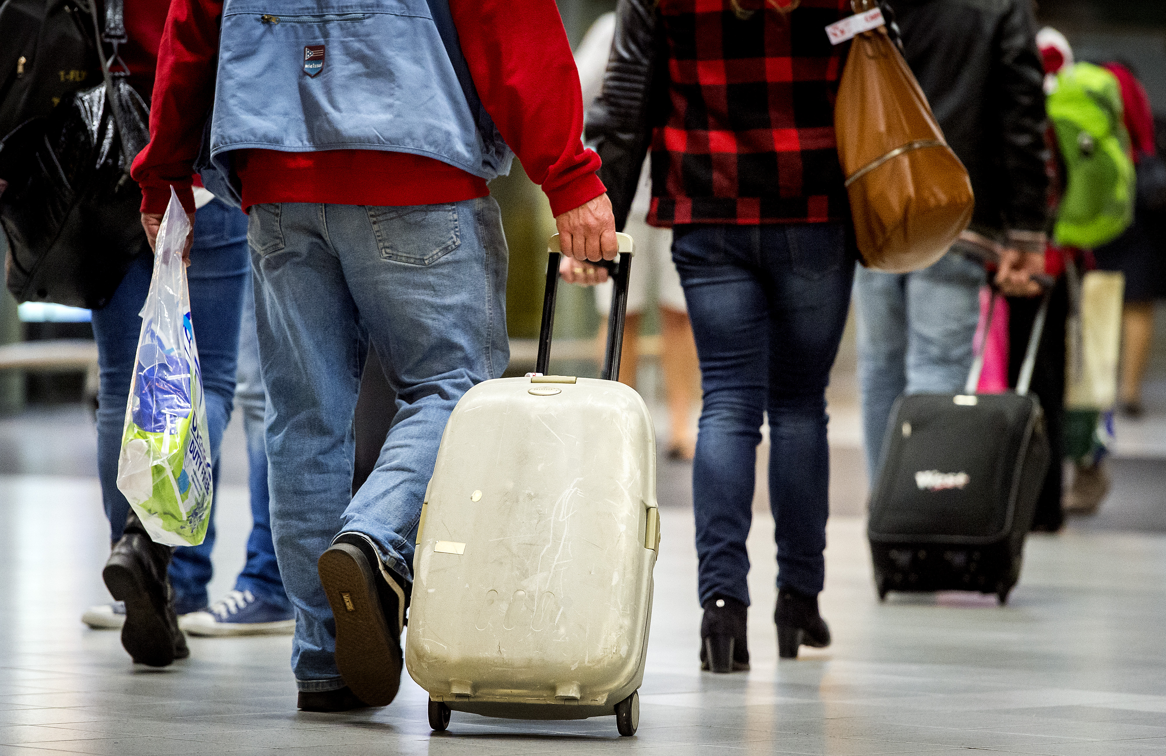 Slecht voor reizigers met rolkoffers als handbagage - ook wil dat gaan betalen