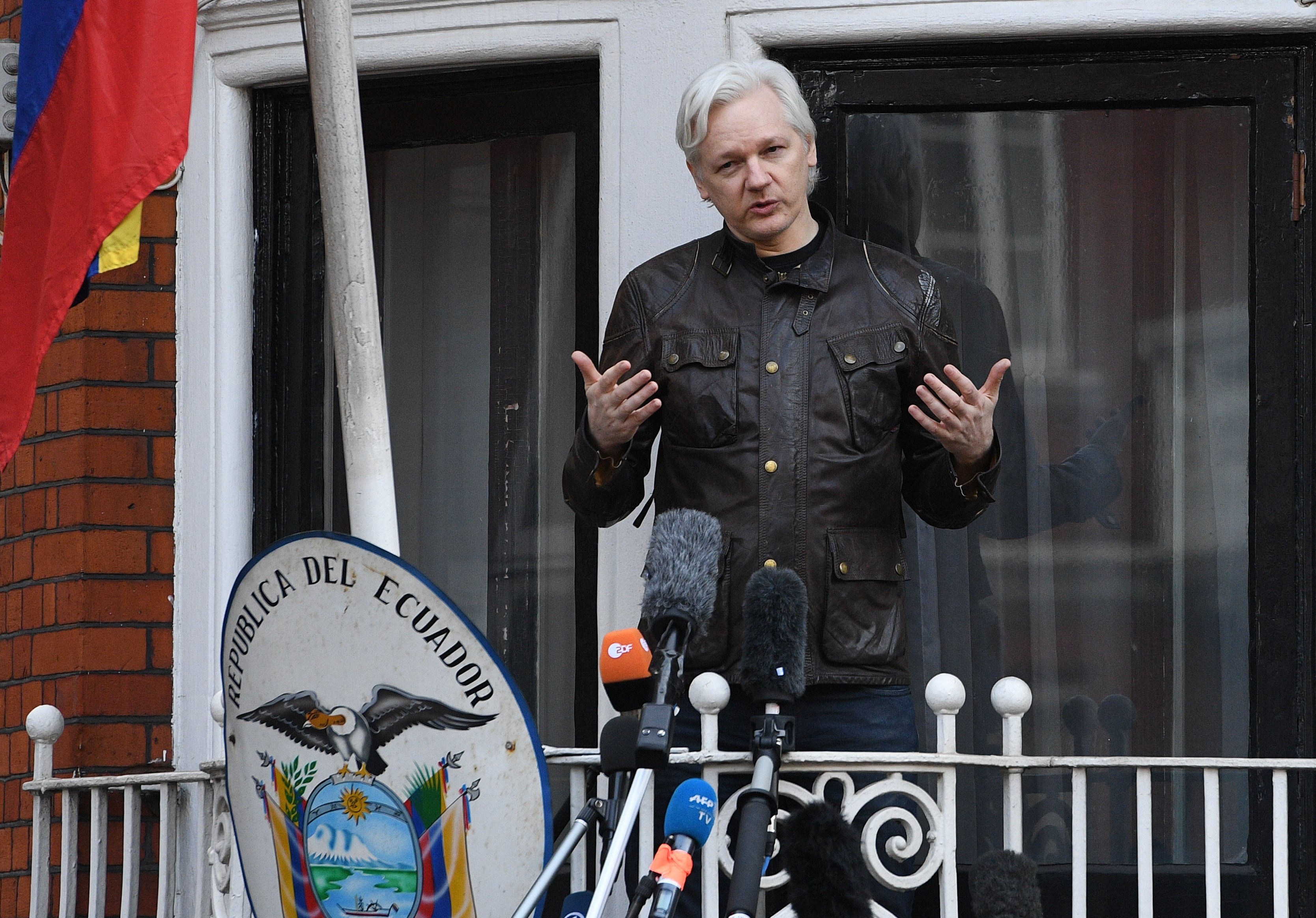 Assange op het balkon van de Ecuadoriaanse ambassade in Londen - waar hij sinds augustus 2012 verblijft. Foto: EPA