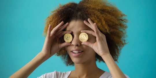 Bitcoin kopen kan bij een wisselkantoor, een handelsplatform of van een andere bitcoin-gebruiker.