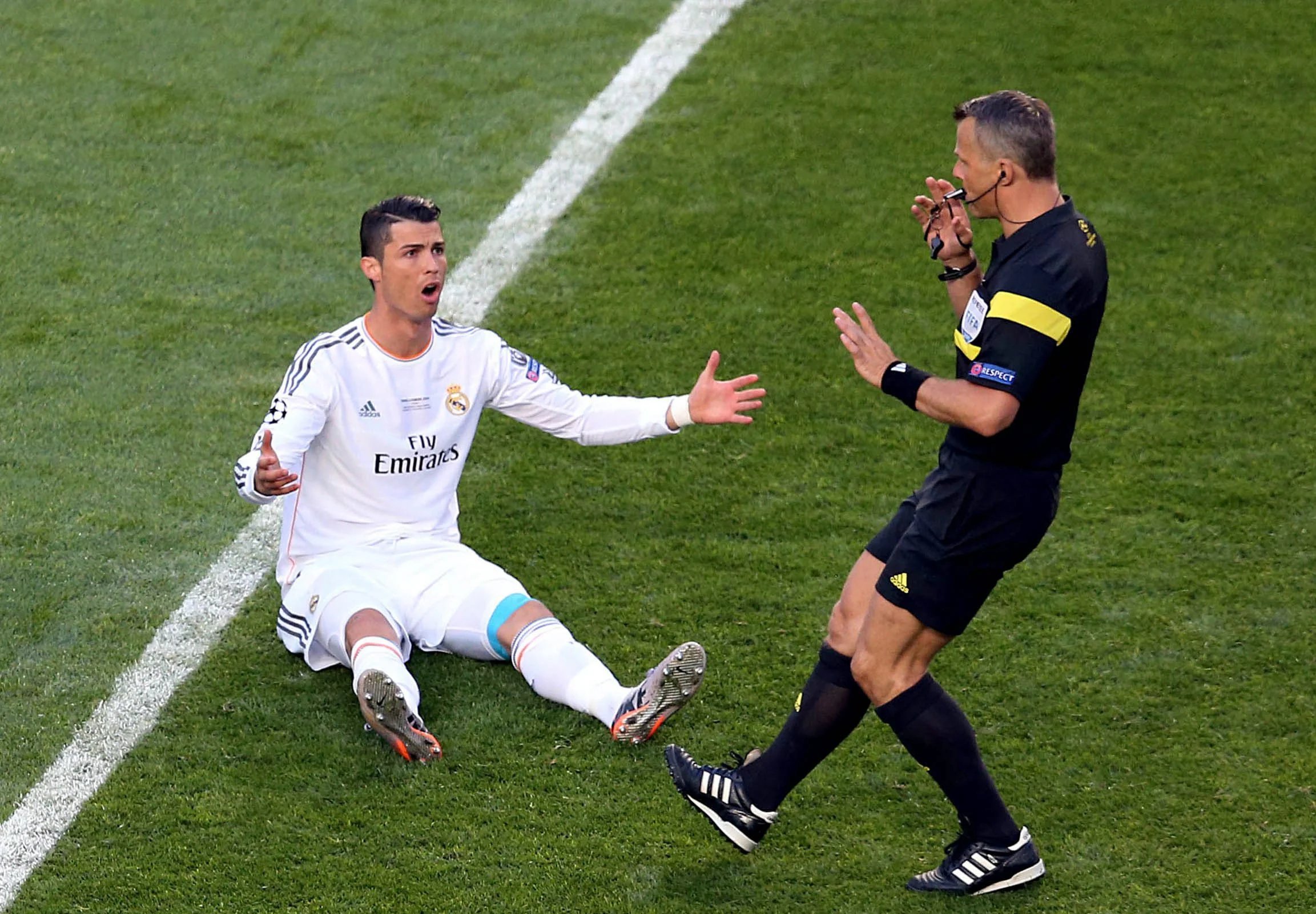 Cristiano Ronaldo is verontwaardigd tegenover Kuipers tijdens de finale van de Champions League in 2014. Foto: ANP