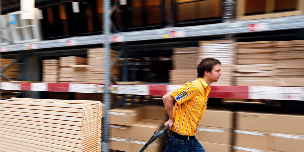 IKEA schrapt komende twee jaar 120 banen op het servicekantoor in Amsterdam.