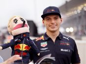 Max Verstappen had een pop meegenomen om hem te assistren tijdens de handtekeningsessie op het circuit van Suzuka voorafgaand aan Grand Prix van Japan.
