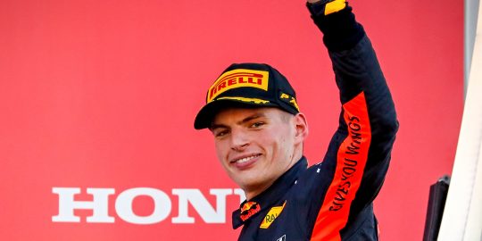Max Verstappen verdient naar verluidt minimaal 20 miljoen euro per jaar
