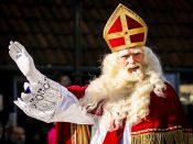Sinterklaas begeeft zich te paard naar de Zaanse Schans. De oer-Hollandse Zaanse Schans is dit jaar het decor van de landelijke intocht van de goedheiligman en zijn pieten.