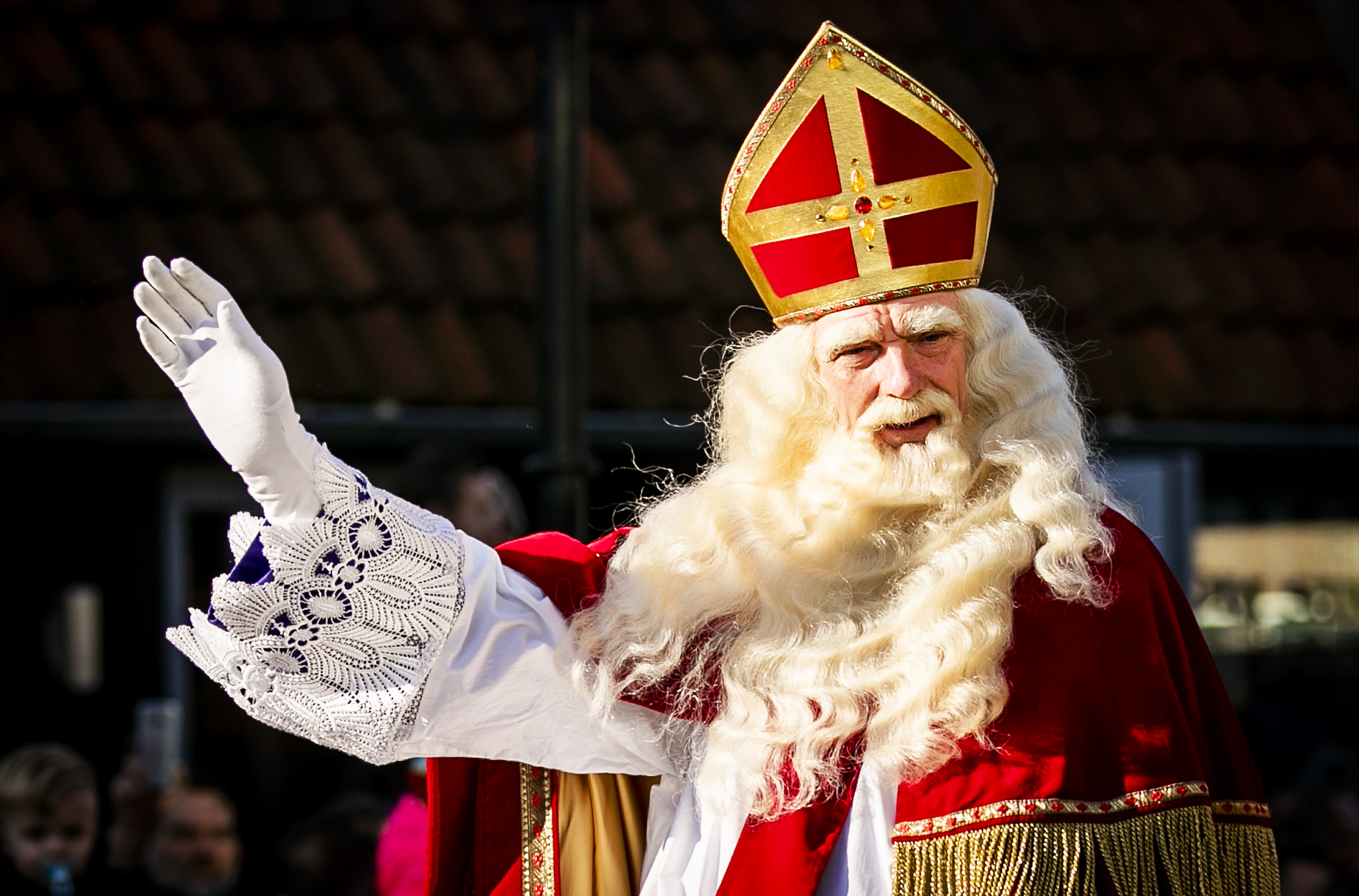 Sinterklaas begeeft zich te paard naar de Zaanse Schans. De oer-Hollandse Zaanse Schans is dit jaar het decor van de landelijke intocht van de goedheiligman en zijn pieten.