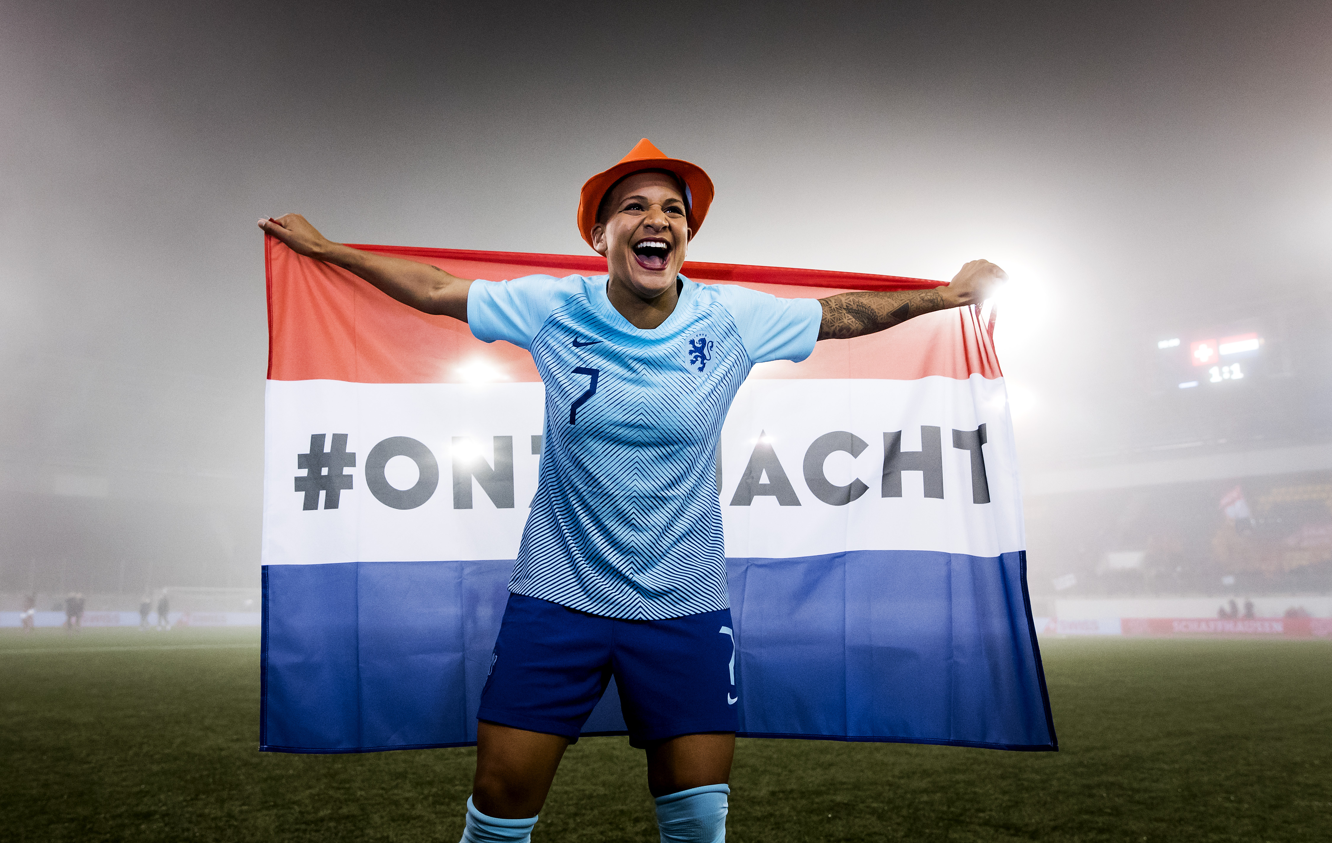 Shanice van de Sanden van het Nederlandse vrouwenelftal viert de overwinning op Zwitserland na afloop van de return in de finale van de play-offs om een WK-ticket.