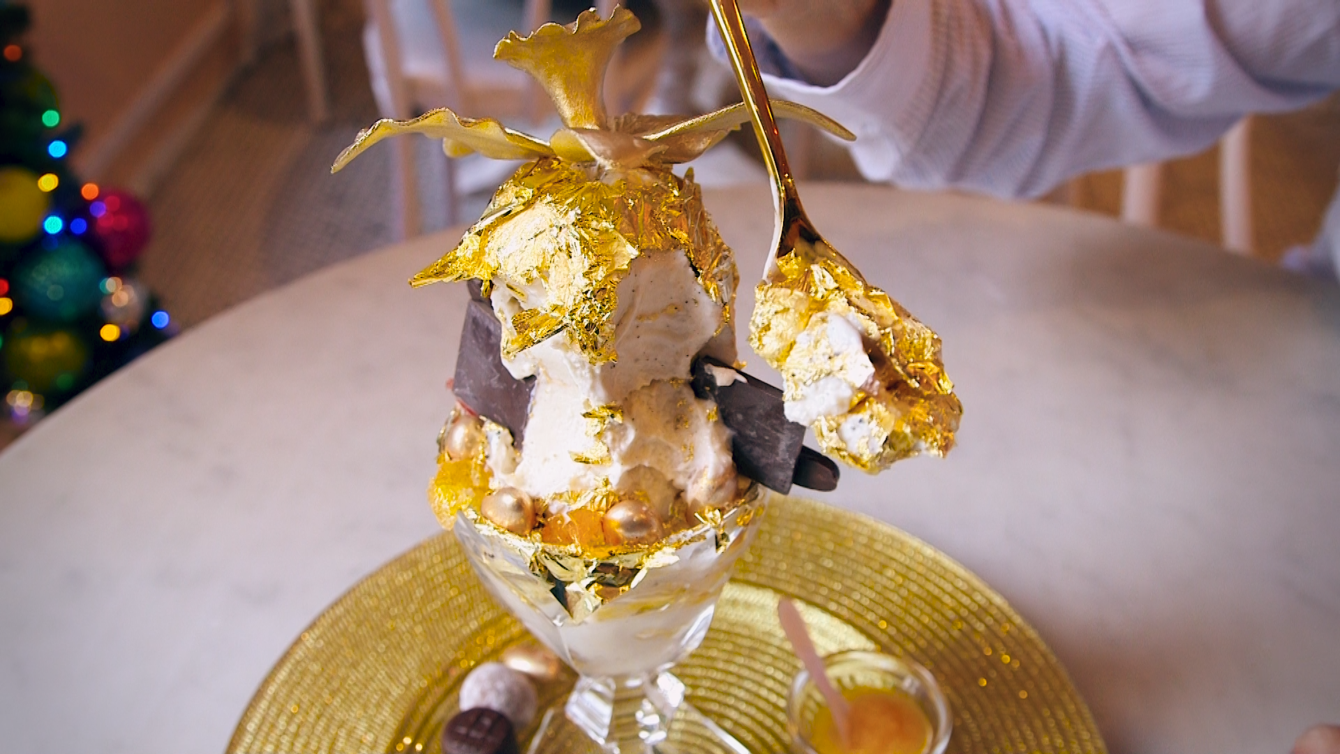 Дорогой десерт. Десерт Frrrozen Haute Chocolate. Мороженое Golden Opulence. Самое дорогое мороженое в мире. Десерты с золотом.