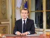 De Franse president Emmanuel Macron spreekt zijn land op nationale televisie toe vanuit het Elysée.