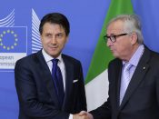 Giuseppe Conte wordt verwelkomd in Brussel door commissievoorzitter Jean-Claude Juncker.