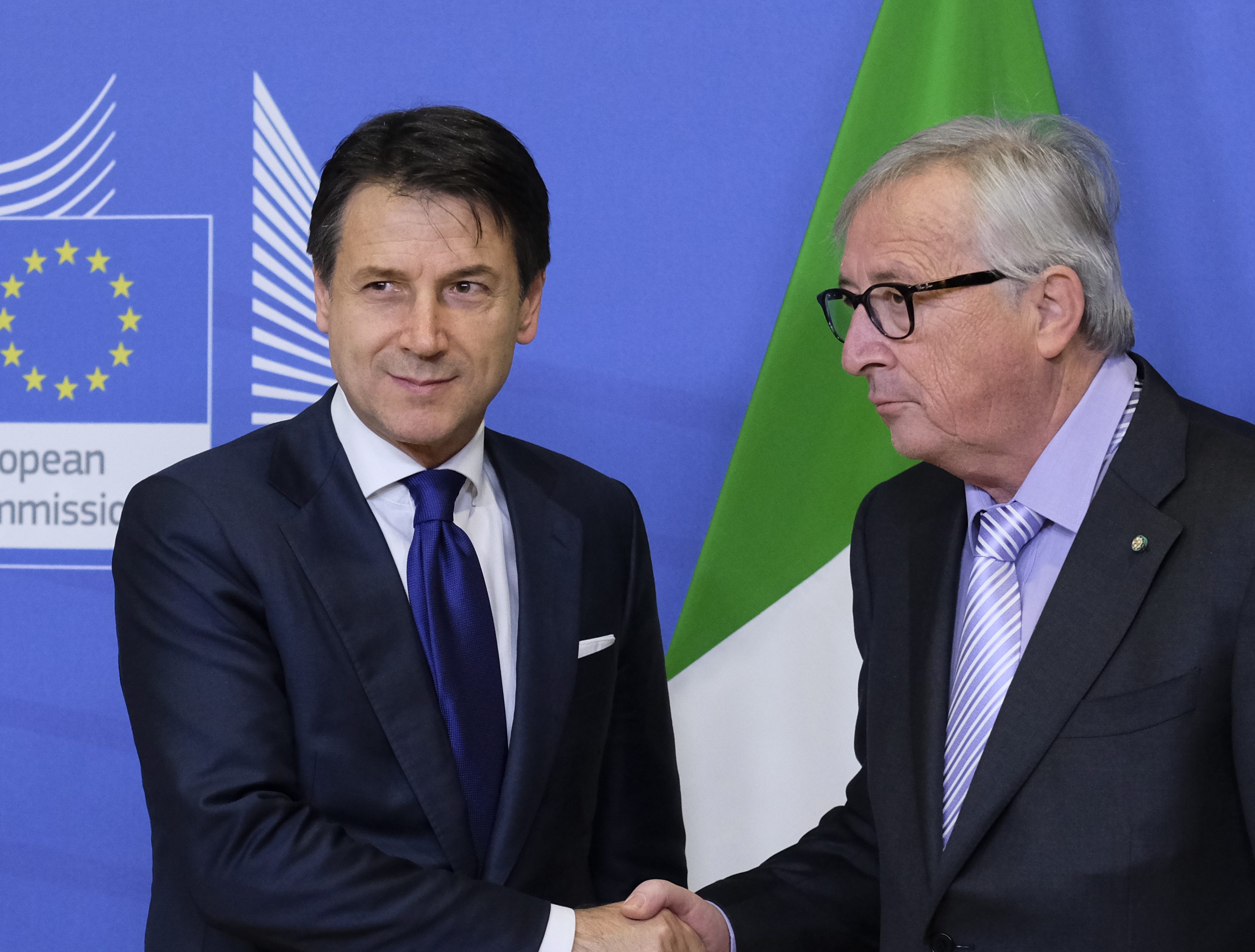 Giuseppe Conte wordt verwelkomd in Brussel door commissievoorzitter Jean-Claude Juncker.