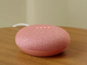 De Google Home Mini een een kleinere versie van de Google Home smart speaker