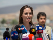 Angelina Jolie geeft een persconferentie in een vluchtelingenkamp in Syrië.