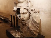 Een beschadigd beeld in de Arc de Triomphe