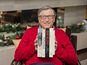 Bill Gates met zijn vijf favoriete boeken van 2018