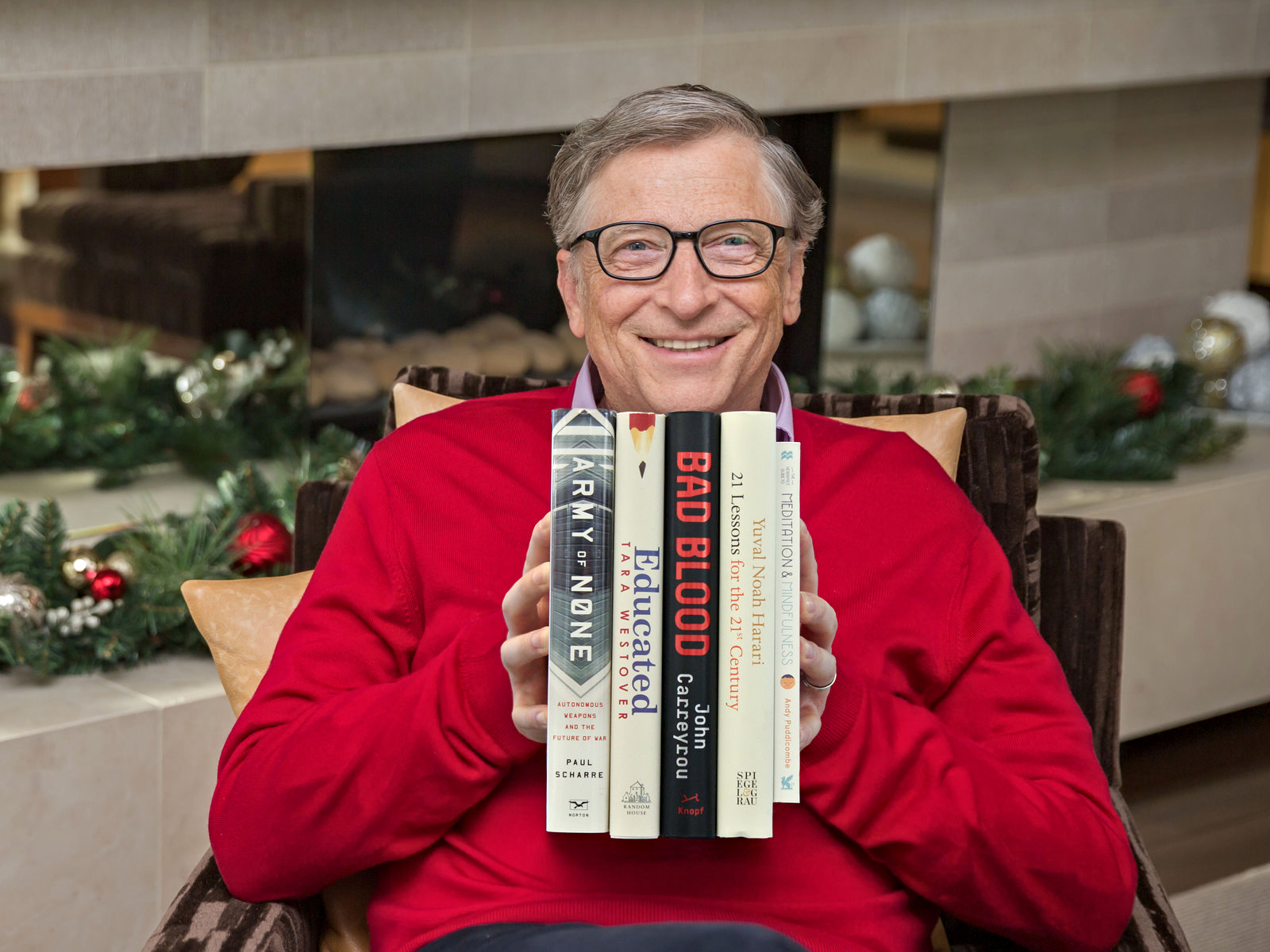 Bill Gates met zijn vijf favoriete boeken van 2018
