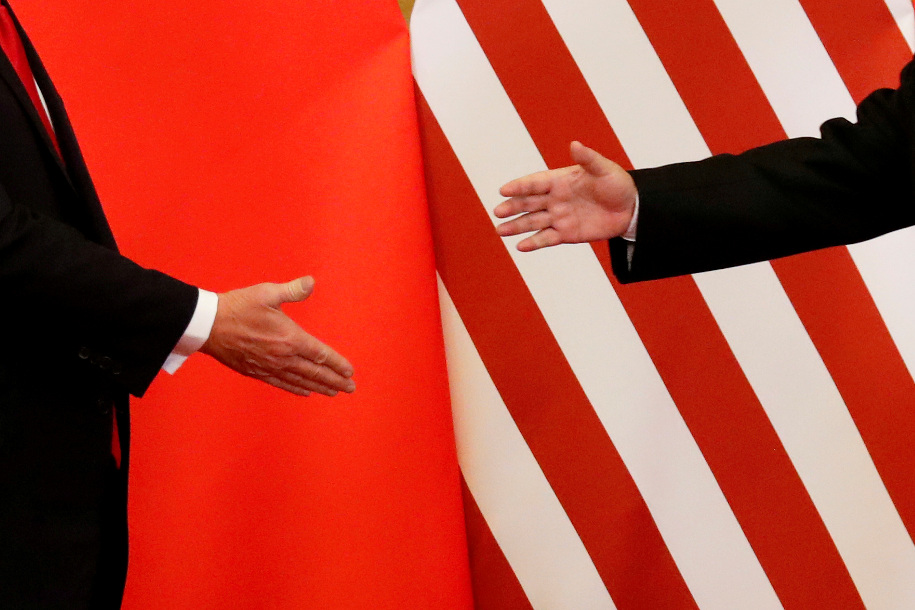 Xi Jinping en Donald Trump schudden elkaar de hand.