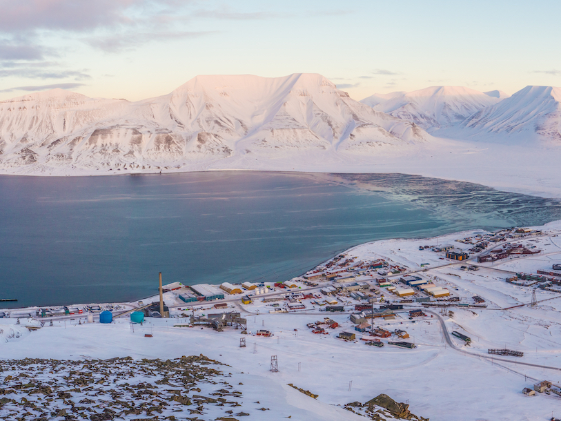 Zicht op Longyearbyen op Spitsbergen