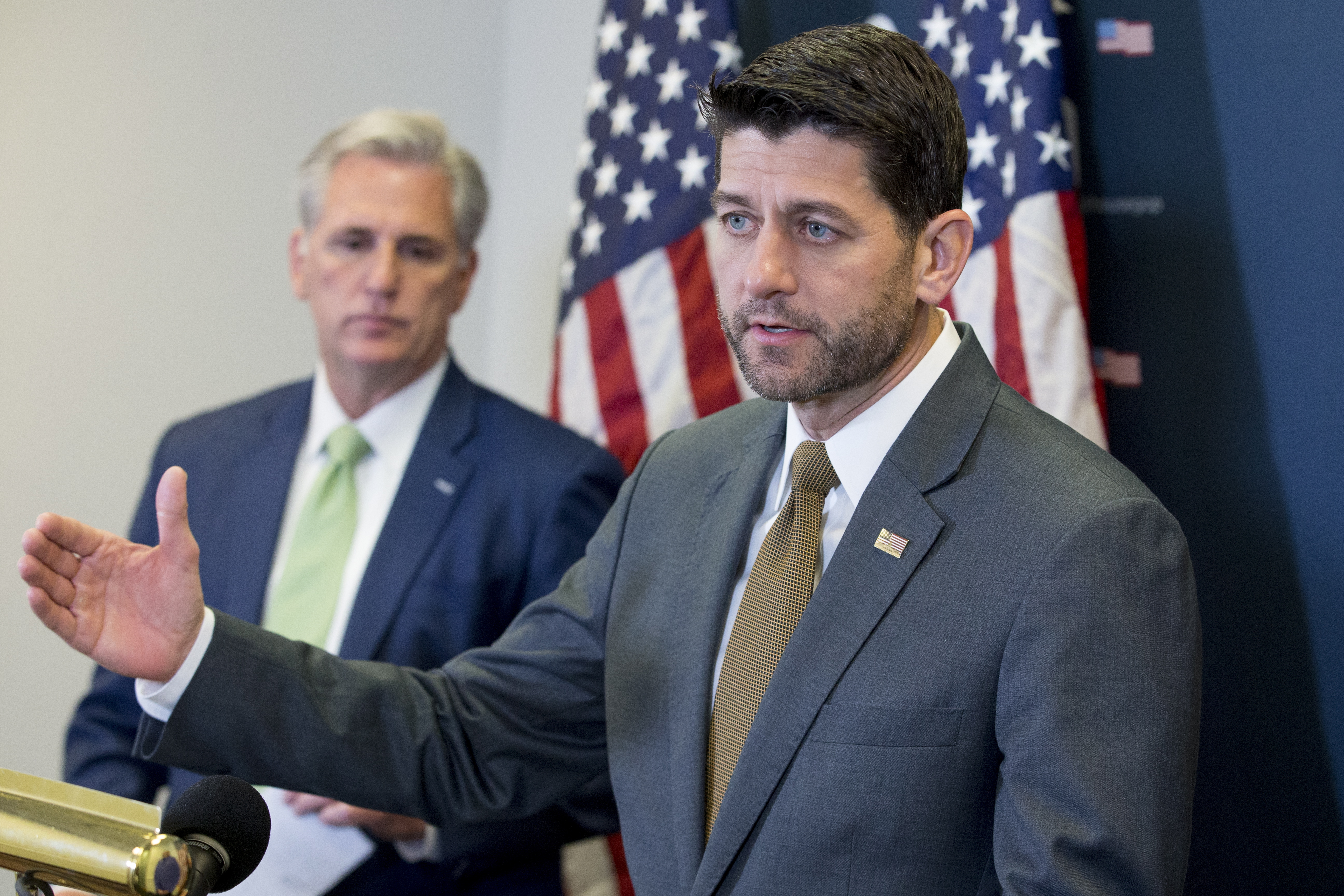 De Amerikaanse voorzitter van het Huis van Afgevaardigden Paul Ryan (rechts) geflankeerd door de Republikeinse fractievoorzitter Kevin McCarthy. Foto: EPA