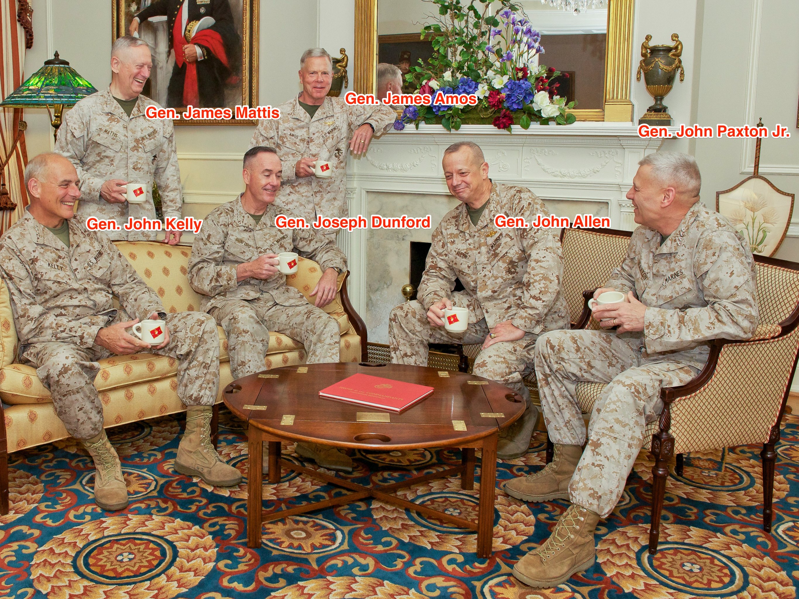 Van links naar rechts: Gen. John Kelly, Gen. James Mattis, Gen. Joseph Dunford, Gen. James Amos, Gen. John Allen em Gen. John Paxton Jr. Foto uit 2013.