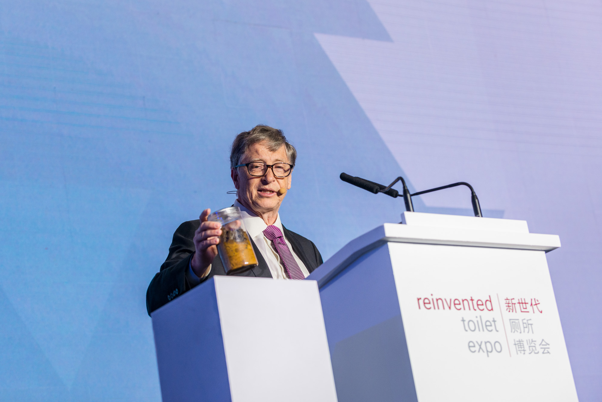 Bill Gates met een bekertje uitwerpselen tijdens een speech in Beijing