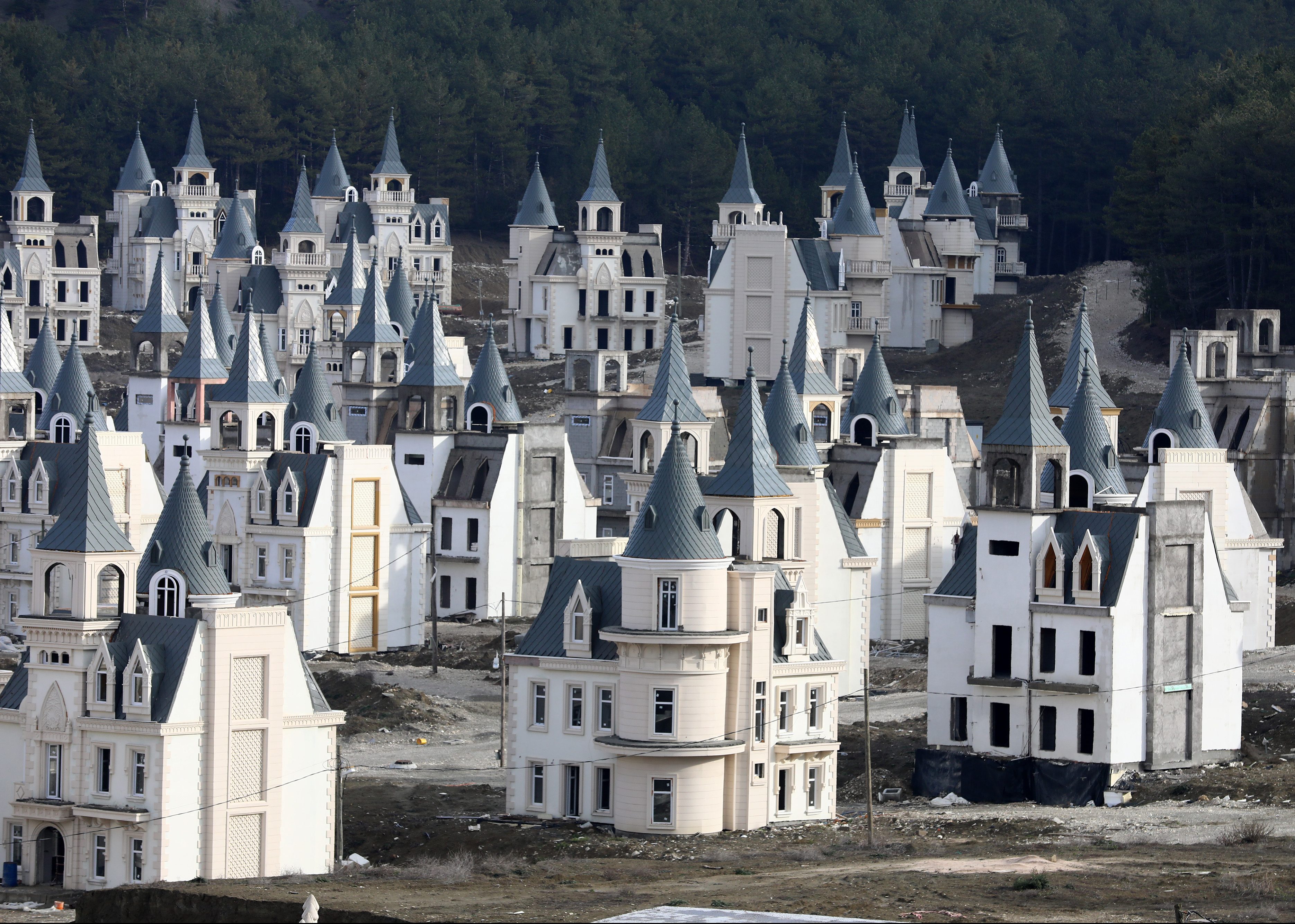 In Turkije staat een surrealistisch vakantiedorp van 587 verlaten kasteeltjes