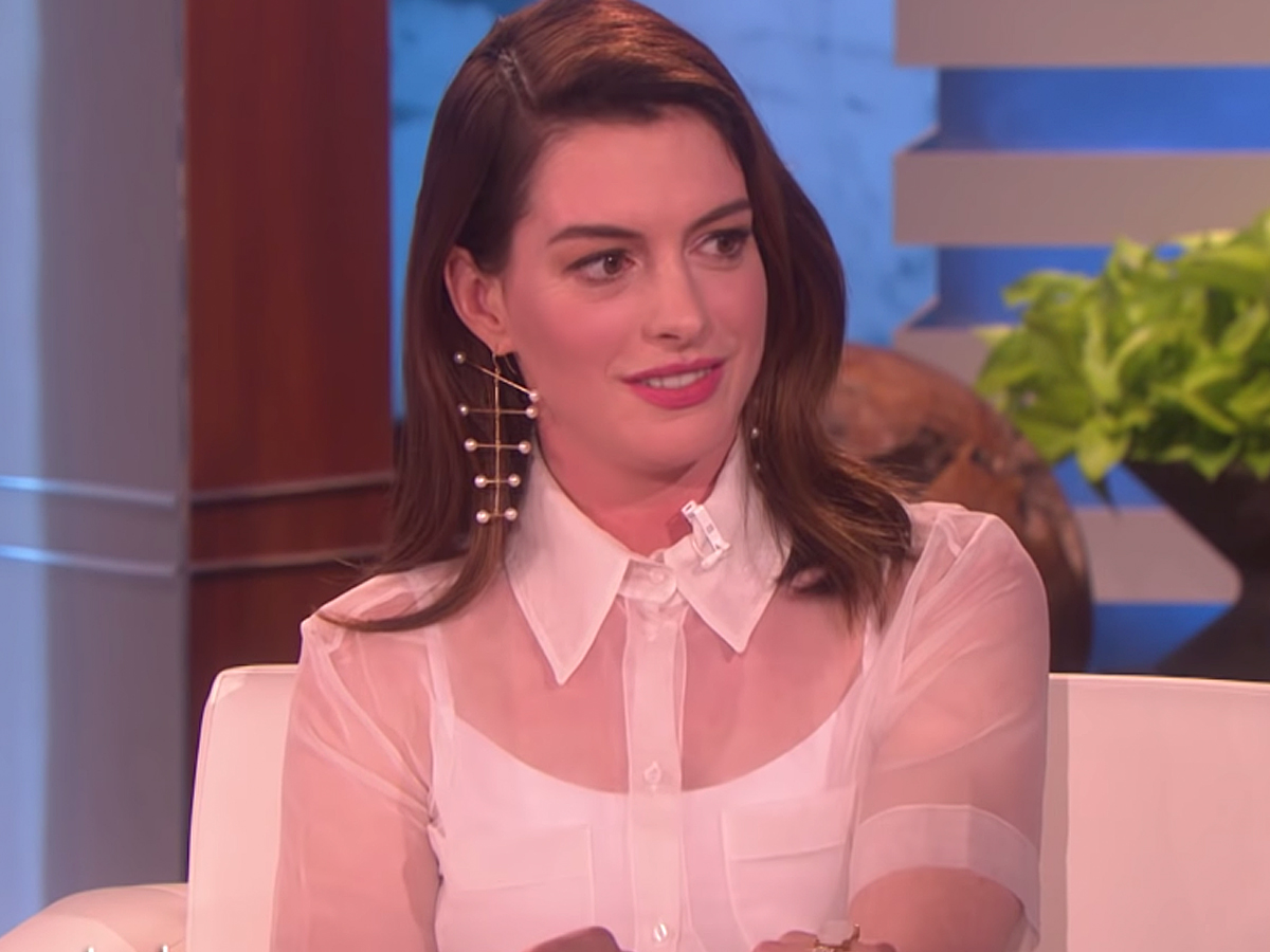 Ann show. Эллен Хэтэуэй. Anne Hathaway Ellen show. Энн Хэтэуэй интервью Эллен. Энн Хэтэуэй на шоу Элен пранкует.