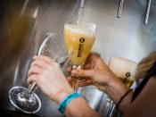 Een medewerkster tapt bier bij de Utrechtse bierbrouwerij Maximus.