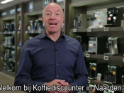 Tom Coronel maakt reclame voor Koffiediscounter in Naarden.