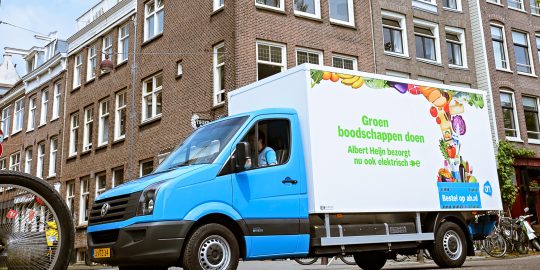 Albert Heijn verlaagt het minimumbedrag voor online bezorgen van 70 euro naar 50 euro op twee dagen in de week.