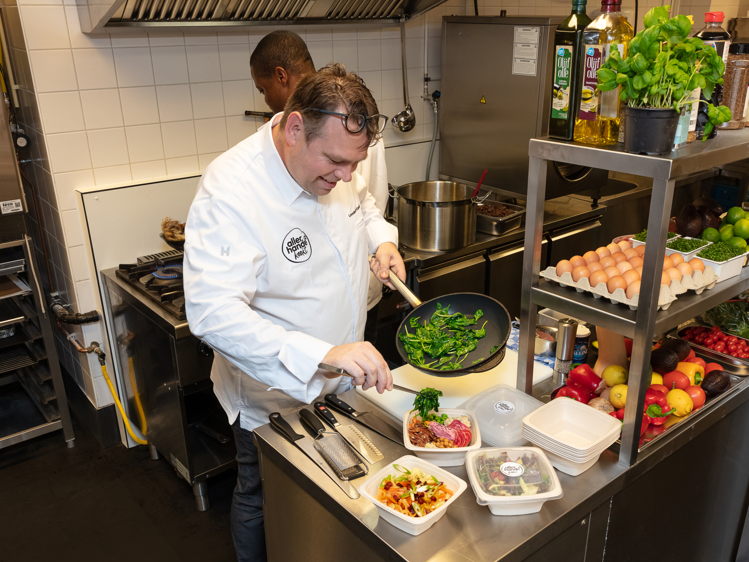 Onder de noemer ‘Allerhande Kookt’ gaat Albert Heijn vanaf 11 januari favoriete Allerhande-maaltijden vers bereiden en bezorgen.