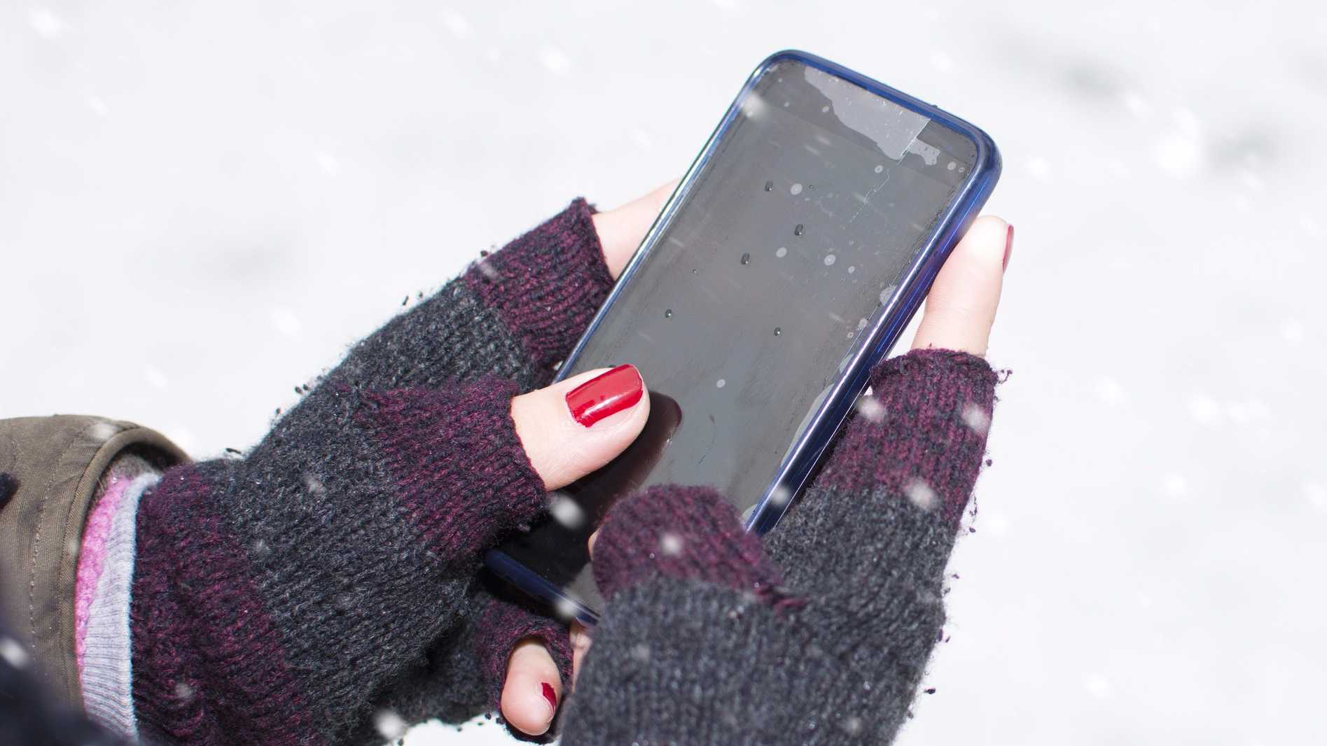 Аккумулятор телефона упал. Смартфон в снегу. Мобильник на снегу. Смартфон в сугробе. Смартфон на морозе.