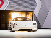 De Porsche Taycan wordt een echte rivaal voor de Tesla Model S