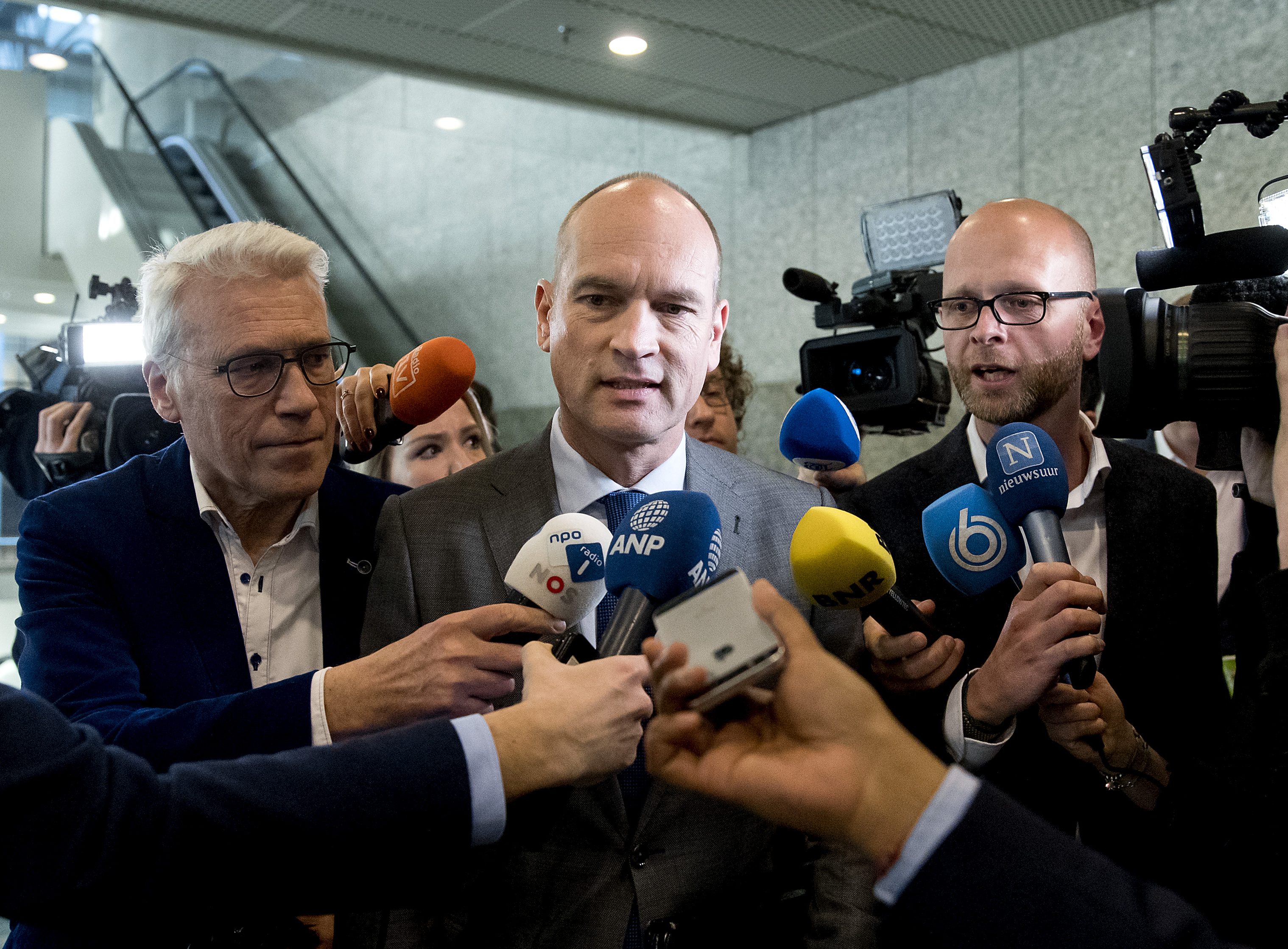 Gert-Jan Segers (CU) in de Tweede Kamer tijdens een onderbreking van het coalitieoverleg over het kinderpardon.