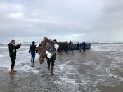 Iemand neemt een flatscreen-tv mee van het strand van Terschelling