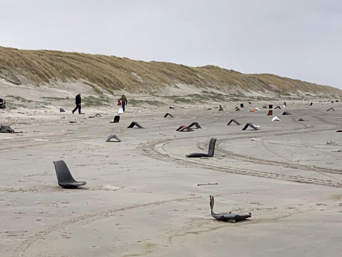 Het strand van Vlieland is bezaaid met spullen.